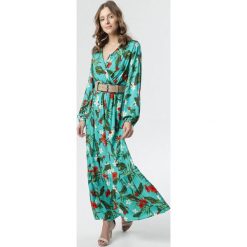 Ciemnozielona Sukienka Jean. Zielone sukienki damskie Born2be, s, w kwiaty, z tkaniny, eleganckie, z dekoltem w serek, z długim rękawem, długie, maxi, kopertowe. Za 99,99 zł.