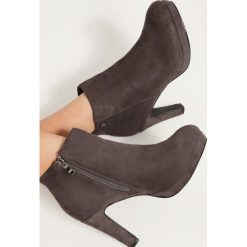 Szare Botki I Feel Love. Szare botki damskie vices, bez obcasa, na obcasie, bez zapięcia. Za 79,99 zł.