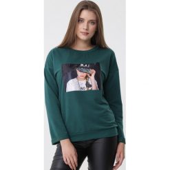 Zielona Bluza Cassia. Zielone bluzy damskie Born2be, s, z nadrukiem, z dzianiny, z długim rękawem, długie, bez kaptura. Za 59,99 zł.
