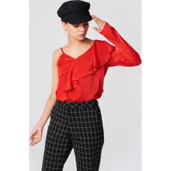 NA-KD Boho Top One Sleeve Frill - Red. Czerwone topy damskie NA-KD Boho, bez wzorów, z poliesteru, bez kołnierzyka. W wyprzedaży za 36,58 zł.