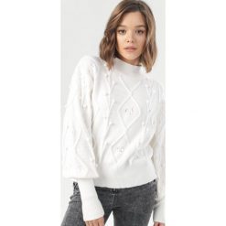 Biały Sweter Idamoni. Białe swetry damskie Born2be, s, bez wzorów, bez rękawów, bez kaptura. Za 149,99 zł.