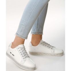 Białe Buty Sportowe Mind-Blowing. Białe buty sportowe damskie Born2be, z napisami, sportowe. Za 69,99 zł.
