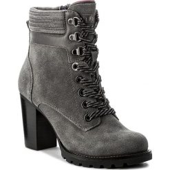 Botki TOMMY HILFIGER - Isabella 18B FW0FW01537 Magnet 008. Czarne botki damskie na obcasie marki TOMMY HILFIGER, z materiału, z okrągłym noskiem. W wyprzedaży za 379,00 zł.