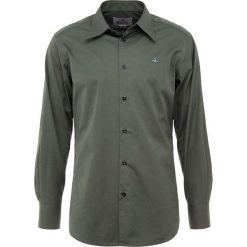 Vivienne Westwood Koszula biznesowa dark green. Zielone koszule męskie marki Vivienne Westwood, m, bez wzorów, z bawełny, biznesowe, bez kołnierzyka, bez rękawów. Za 849,00 zł.