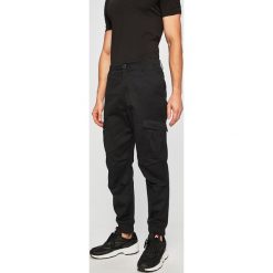 Armani Exchange - Spodnie. Czarne spodnie męskie Armani Exchange, na co dzień, bez wzorów, z elastanu, casualowe. Za 569,90 zł.