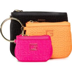 Kosmetyczka GUESS - Caris Accessories PWCARI P0206 BML. Różowe kosmetyczki męskie Guess, z aplikacjami, z tkaniny. Za 299,00 zł.