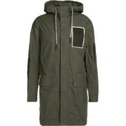 Antony Morato Parka army green. Zielone parki męskie marki Antony Morato, m, z bawełny. W wyprzedaży za 342,65 zł.