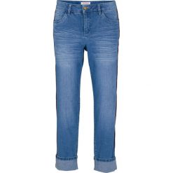 Dżinsy BOYFRIEND 7/8 z kontrastową szczypanką bonprix jasnoniebieski. Niebieskie jeansy damskie bonprix. Za 99,99 zł.