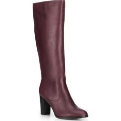 Buty damskie. Szare kozaki damskie Wittchen, ze skóry, klasyczne, bez obcasa, bez zapięcia. W wyprzedaży za 415,92 zł.