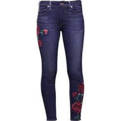 True Religion JENNI ROSES Jeans Skinny Fit dark blue. Niebieskie rurki damskie marki True Religion, z elastanu. W wyprzedaży za 881,30 zł.