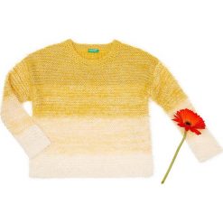 Bluza w kolorze żółtym. Żółte bluzy niemowlęce Benetton Kids, w paski, ze splotem, bez rękawów, bez kaptura. W wyprzedaży za 62,95 zł.