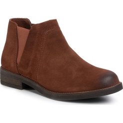Sztyblety CLARKS - Dami Beat 261388674 Tan Suede. Pomarańczowe kozaki damskie Clarks, ze skóry, bez obcasa, na obcasie, bez zapięcia. Za 519,00 zł.