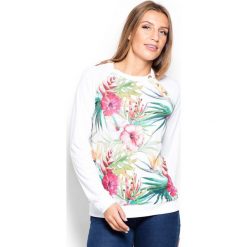 Bluza z Wzorzystym Przodem w Kwiaty na Białym Tle. Białe podkoszulki damskie marki Molly.pl, s, z nadrukiem, z dzianiny, bez kołnierzyka, z długim rękawem. Za 139,90 zł.