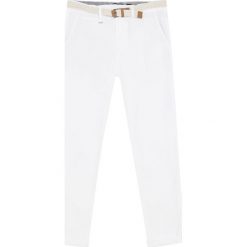 Spodnie typu chinos z paskiem. Brązowe chinosy męskie Pull&Bear. Za 89,90 zł.