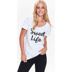 BAWEŁNIANY T-SHIRT DAMSKI Z NADRUKIEM W KROPKI. Białe t-shirty damskie Top Secret, z nadrukiem, z bawełny, klasyczne, z klasycznym kołnierzykiem. W wyprzedaży za 24,99 zł.