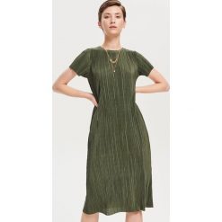 Sukienka z prążkowanej dzianiny - Khaki. Brązowe sukienki damskie Reserved, s, bez wzorów, z dzianiny, bez kołnierzyka, bez rękawów. Za 119,99 zł.