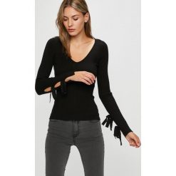 Guess Jeans - Sweter. Czarne swetry klasyczne damskie marki Guess Jeans, s, z aplikacjami, z poliesteru. W wyprzedaży za 239,90 zł.