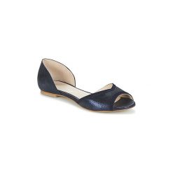 Sandały Betty London INKIBI. Niebieskie sandały damskie Betty London, bez wzorów, bez obcasa, bez zapięcia. Za 209,30 zł.