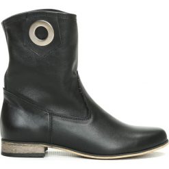 Wsuwane botki na niskim obcasie - skóra naturalna - model 270 - kolor czarny. Czarne botki damskie Zapato, ze skóry, klasyczne, na niskim obcasie, bez zapięcia. W wyprzedaży za 319,20 zł.