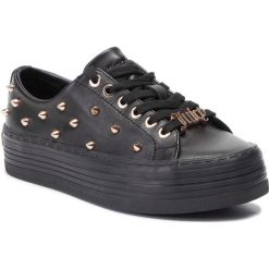 Sneakersy JUICY BY JUICY COUTURE - Bianca B4JJ221 Black Stud. Czarne półbuty damskie Juicy by Juicy Couture, na co dzień, z aplikacjami, ze skóry, bez obcasa, na koturnie, bez zapięcia. W wyprzedaży za 399,00 zł.