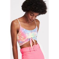 Top z motywem tie-dye - Wielobarwny. Różowe topy damskie Reserved, s, bez wzorów, bez kołnierzyka. W wyprzedaży za 14,99 zł.