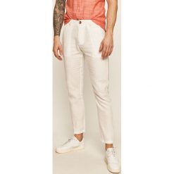 Guess Jeans - Spodnie. Niebieskie spodnie męskie Guess Jeans, m, z aplikacjami, z bawełny. Za 519,90 zł.