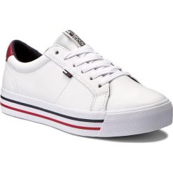 Tenisówki TOMMY HILFIGER - DENIM Nice 7A1 FW0FW01927 White 100. Białe trampki i tenisówki damskie TOMMY HILFIGER, bez wzorów, ze skóry, bez zapięcia. W wyprzedaży za 269,00 zł.