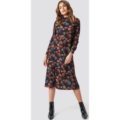 NA-KD Sukienka midi ze stójką - Multicolor. Czarne długie sukienki NA-KD, ze stójką, z długim rękawem, proste. Za 121,95 zł.