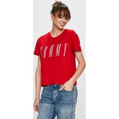 Tommy Jeans - Top. Niebieskie bluzki damskie marki Tommy Jeans, s, z nadrukiem, z bawełny, z okrągłym kołnierzem, z krótkim rękawem. Za 179,90 zł.
