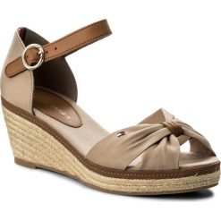 Espadryle TOMMY HILFIGER - Iconic Elba Sandal FW0FW00906 Cobblestone 068. Pomarańczowe espadryle damskie TOMMY HILFIGER, bez wzorów, ze skóry, bez obcasa, na obcasie. Za 399,00 zł.