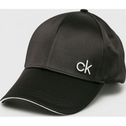 Calvin Klein - Czapka. Brązowe czapki damskie Calvin Klein, bez wzorów, z elastanu. W wyprzedaży za 149,90 zł.
