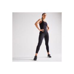 Kombinezon fitness kardio damski 900 czarny. Czarne buty sportowe damskie DOMYOS, bez wzorów, z elastanu, na fitness i siłownię. Za 99,99 zł.
