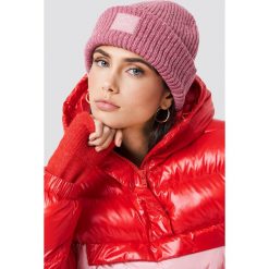 Samsoe & Samsoe Czapka Consetta - Pink. Różowe czapki zimowe damskie Samsøe & Samsøe, z aplikacjami, z dzianiny. Za 242,95 zł.