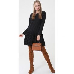 Czarna Sukienka Begins. Czarne sukienki damskie Born2be, s, z okrągłym kołnierzem, długie, mini, proste. Za 69,99 zł.