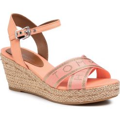 Espadryle TOMMY HILFIGER - Tommy Metallic Mid Wedge Sandal FW0FW04751 Island Coral SN7. Pomarańczowe espadryle damskie TOMMY HILFIGER, bez wzorów, ze skóry, bez obcasa, na obcasie. Za 399,00 zł.