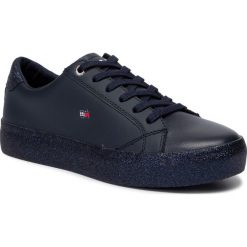 Sneakersy TOMMY HILFIGER - Corporate Crystal Dress Sneaker FW0FW04296 Midnight 403. Niebieskie półbuty damskie TOMMY HILFIGER, ze skóry. W wyprzedaży za 379,00 zł.