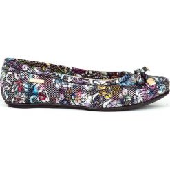 Płaskie balerinki z miękką podeszwą - skóra naturalna - model 012 - kolor czarne kwiaty. Czarne baleriny damskie Zapato, w kwiaty, ze skóry, bez obcasa, na płaskiej podeszwie. W wyprzedaży za 173,40 zł.