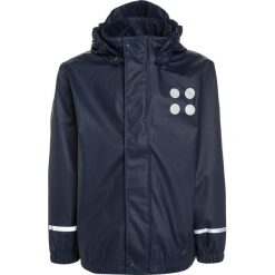 LEGO Wear JONATHAN Kurtka przeciwdeszczowa dark navy. Niebieskie kurtki sportowe męskie marki LEGO Wear, z poliesteru, outdoorowe. W wyprzedaży za 134,10 zł.