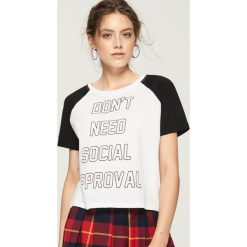T-shirt z raglanowymi rękawami - Biały. Białe t-shirty damskie Sinsay, l. W wyprzedaży za 14,99 zł.