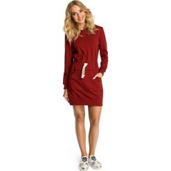 CERISE Sukienka z kapturem i kieszenią typu kangurek - bordowa. Czerwone sukienki marki Moe, z dresówki, sportowe, z kapturem, sportowe. Za 159,90 zł.