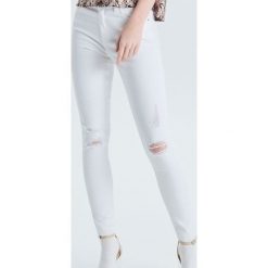 Jeansy skinny - Biały. Białe jeansy damskie Cropp, bez wzorów, z jeansu. W wyprzedaży za 49,99 zł.