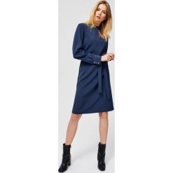 Sukienka z paskiem. Sukienki damskie Moodo, xs, bez wzorów, bez kołnierzyka, bez rękawów. Za 39,99 zł.