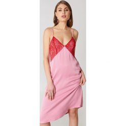NA-KD Sukienka bieliźniana midi z koronką - Pink. Różowe sukienki koronkowe marki NA-KD, w koronkowe wzory, midi. W wyprzedaży za 81,18 zł.