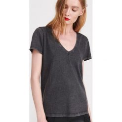 T-shirt z dekoltem V - Szary. Szare t-shirty damskie Reserved, s, bez wzorów, bez kołnierzyka. Za 39,99 zł.