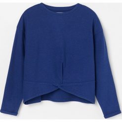Dzianinowa bluza z ozdobnym splotem - Niebieski. Niebieskie bluzy damskie Reserved, bez wzorów, z dzianiny, bez rękawów, bez kaptura. W wyprzedaży za 15,99 zł.