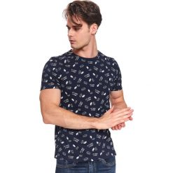 T-shirt z nadrukiem. Niebieskie t-shirty męskie Top Secret, na zimę, xxl, z nadrukiem, z bawełny, klasyczne, z klasycznym kołnierzykiem, krótkie. W wyprzedaży za 24,99 zł.