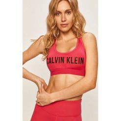 Calvin Klein Performance - Biustonosz. Czarne biustonosze sportowe damskie Calvin Klein Performance, s, z nadrukiem, z elastanu. Za 179,90 zł.