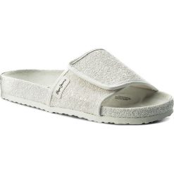 Klapki PEPE JEANS - Oban Moon PLS90325 White 800. Białe klapki damskie Pepe Jeans, bez wzorów, z jeansu, bez obcasa. W wyprzedaży za 149,00 zł.