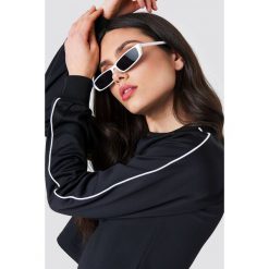 NA-KD Krótka bluza sportowa - Black. Czarne bluzy sportowe damskie NA-KD, z poliesteru, z długim rękawem, długie. W wyprzedaży za 70,67 zł.