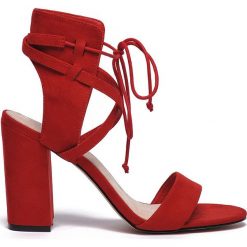 SANDAŁY DAMSKIE. Czerwone sandały damskie marki Top Secret, bez wzorów, eleganckie, bez obcasa, bez zapięcia. W wyprzedaży za 89,99 zł.